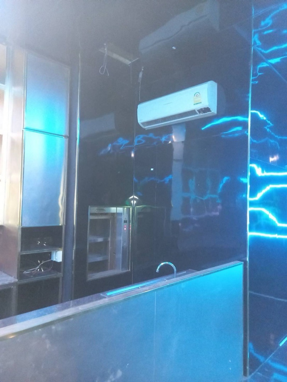 ให้เช่าร้านค้า/ตลาดนัดสีลม ศาลาแดง บางรัก : พื้นที่เช่าทำธุรกิจ สีลม 300 ตารางเมตร รถไฟฟ้า BTS ศาลาแดง @ ซอยธนิยะ 