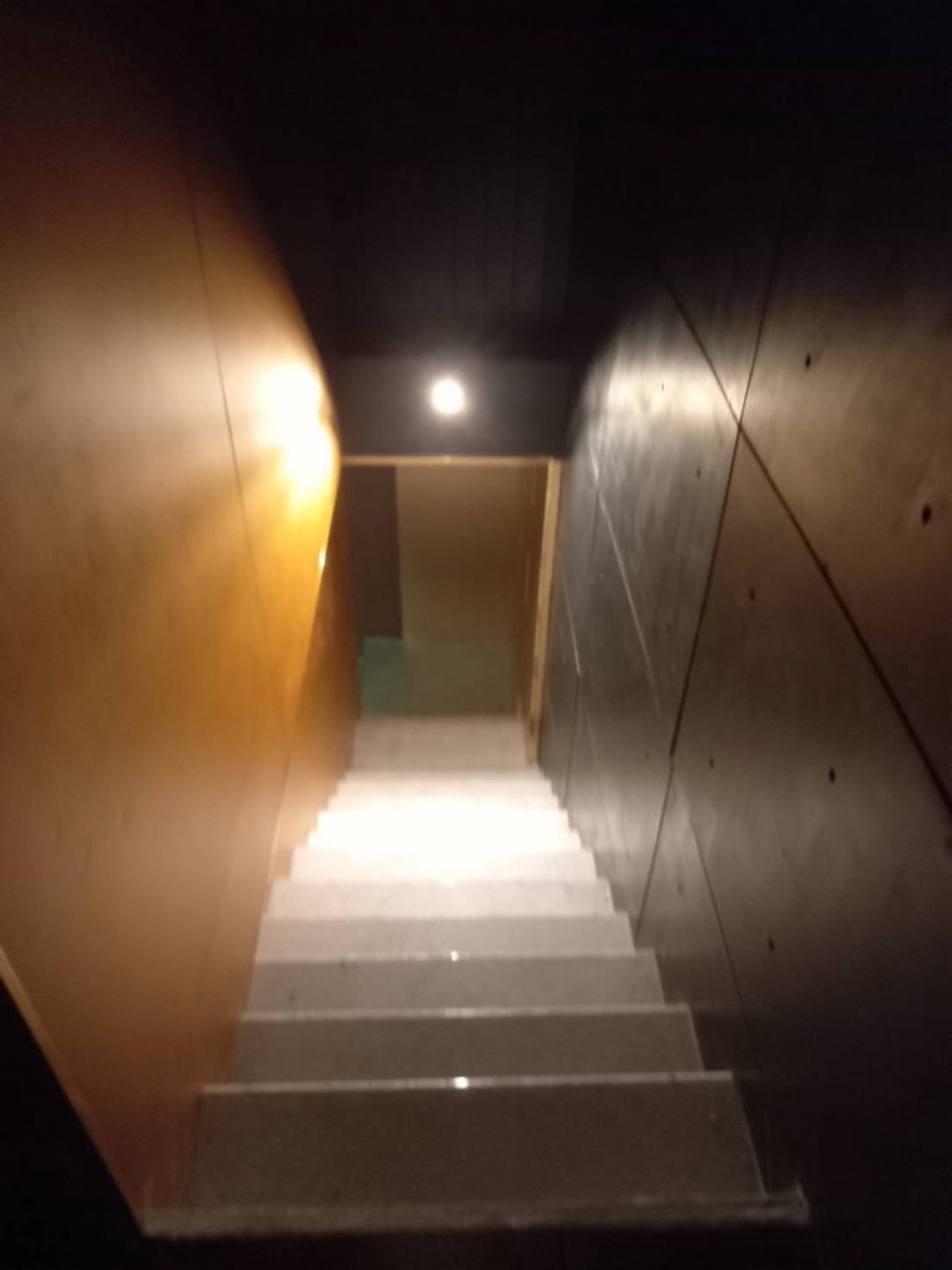 ให้เช่าร้านค้า/ตลาดนัดสีลม ศาลาแดง บางรัก : พื้นที่เช่าทำธุรกิจ สีลม 300 ตารางเมตร รถไฟฟ้า BTS ศาลาแดง @ ซอยธนิยะ 