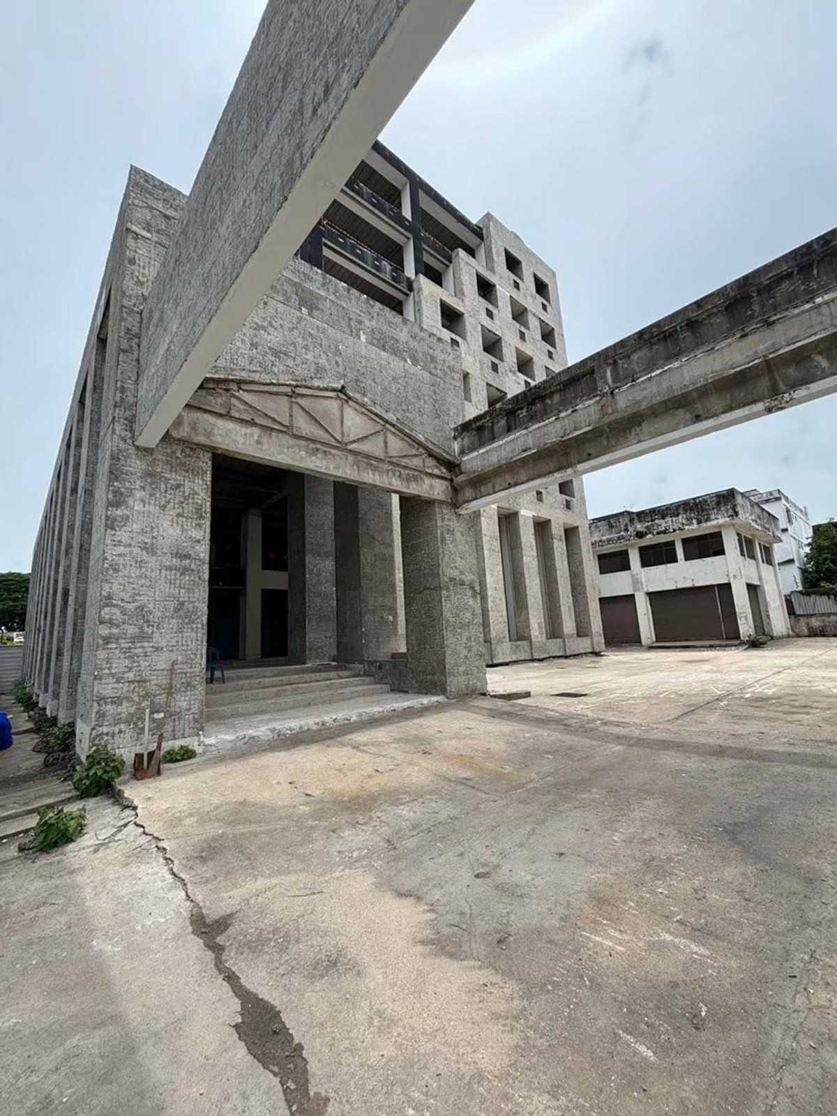 WarehousePattanakan, Srinakarin : 🏛️🏛️For sale/rent commercial building, warehouse, size 5,784 square meters, price 125 million (rent 1.5 million), contact 086-795-9997 (Jimmy)