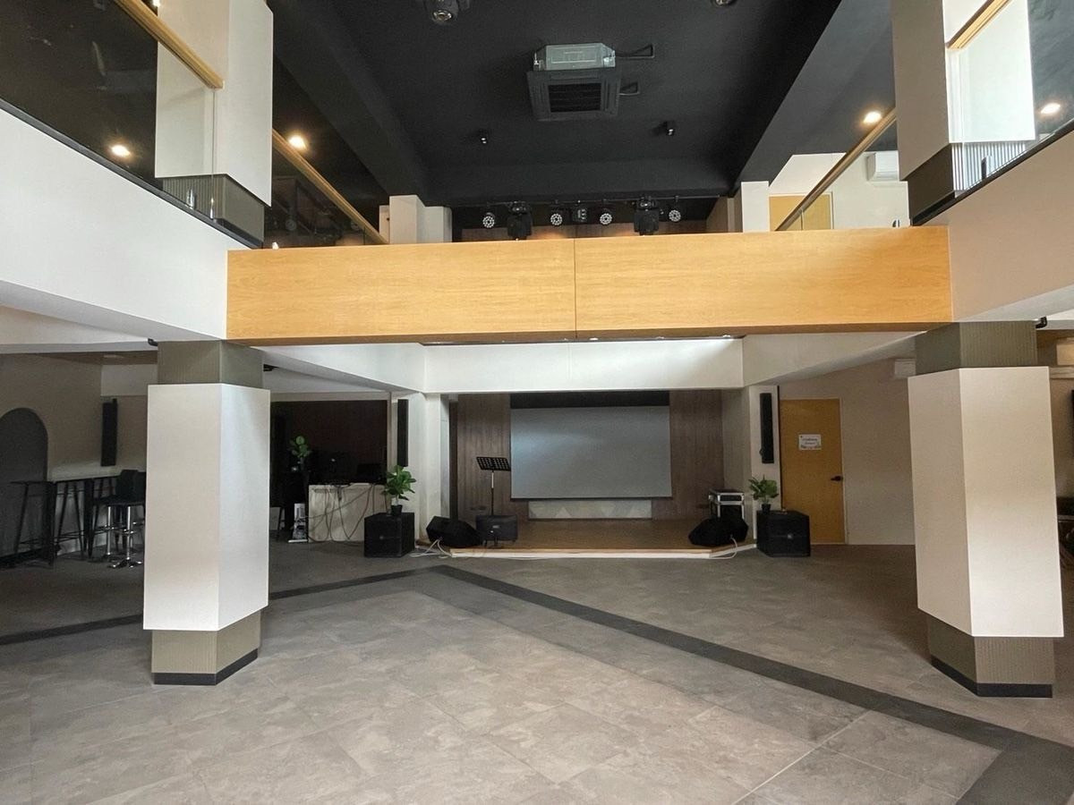 For RentRetail SpaceRama9, Petchburi, RCA : Commercial building for rent, Rama 9, usable area 1,100 square meters, has an elevator, 5 floors high, single building, not attached to anyone, parking for 10 cars + can rent more @ Rama 9 • Phatthanakan 29, good location.