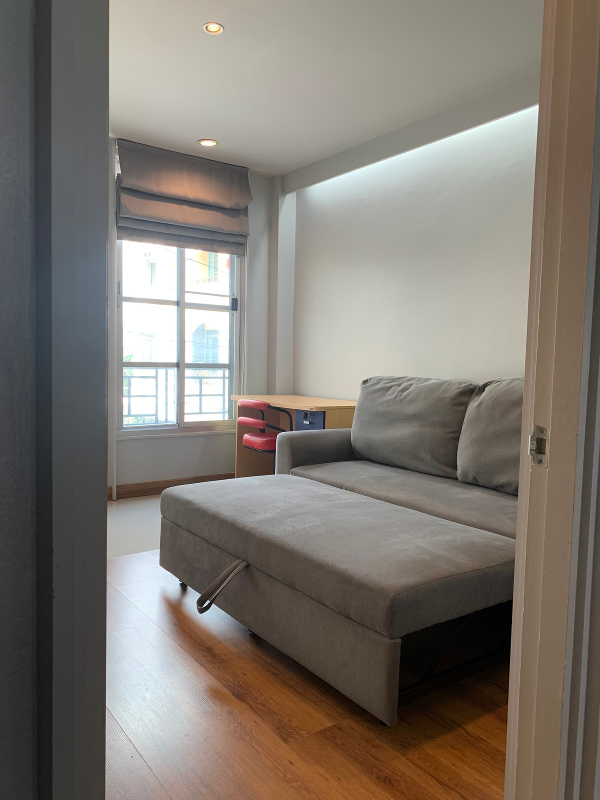 ขายทาวน์โฮมเลียบทางด่วนรามอินทรา : ทาวน์โฮม เดินไป Central East Ville , คริสตัลปาร์ค ได้