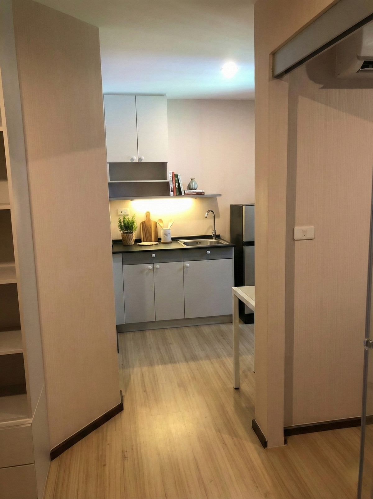 ขายคอนโดบางซื่อ วงศ์สว่าง เตาปูน : 95498 - ขายด่วน ราคานี้หาไม่ได้อีกแล้ว @Fresh Condominium บางซื่อ โอกาสทองของคนอยากมีคอนโดใกล้สถานีกลางบางซื่อ! เจ้าของตัดใจขายเพราะรีบมาก ใครไวคนนั้นได้ ห้องสภาพดี วิวสวย พร้อมเข้าอยู่ทันที