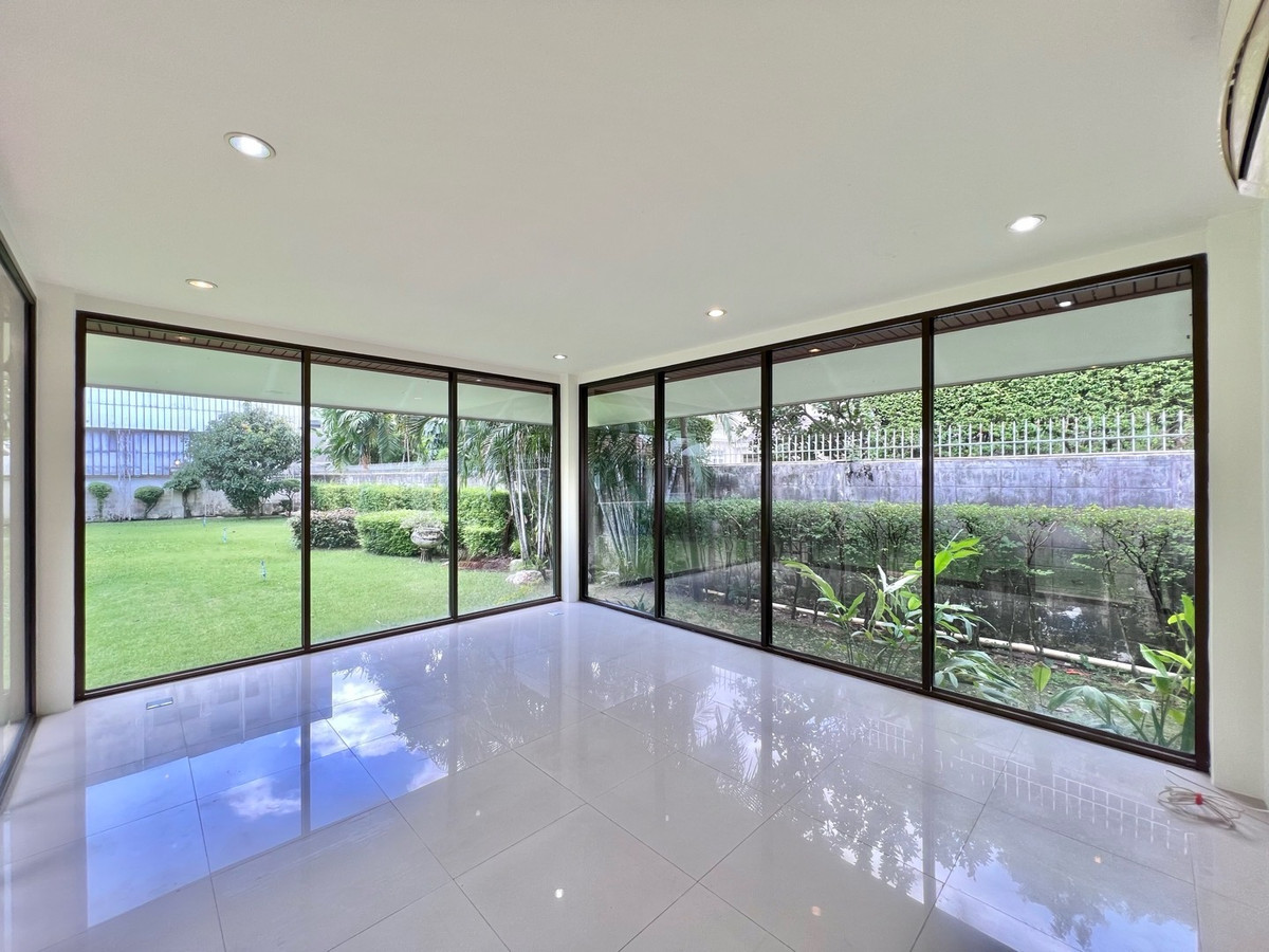 For RentRama9, Petchburi, RCA : FOR RENT VILLA HOUSE @ SOONVIJAI THONGLOR NEAR RCA - HUAY KWANG DISTRICT , PET FRIENDLY AND NEAR INTERNATIONAL SCHOOL FOR KIDS