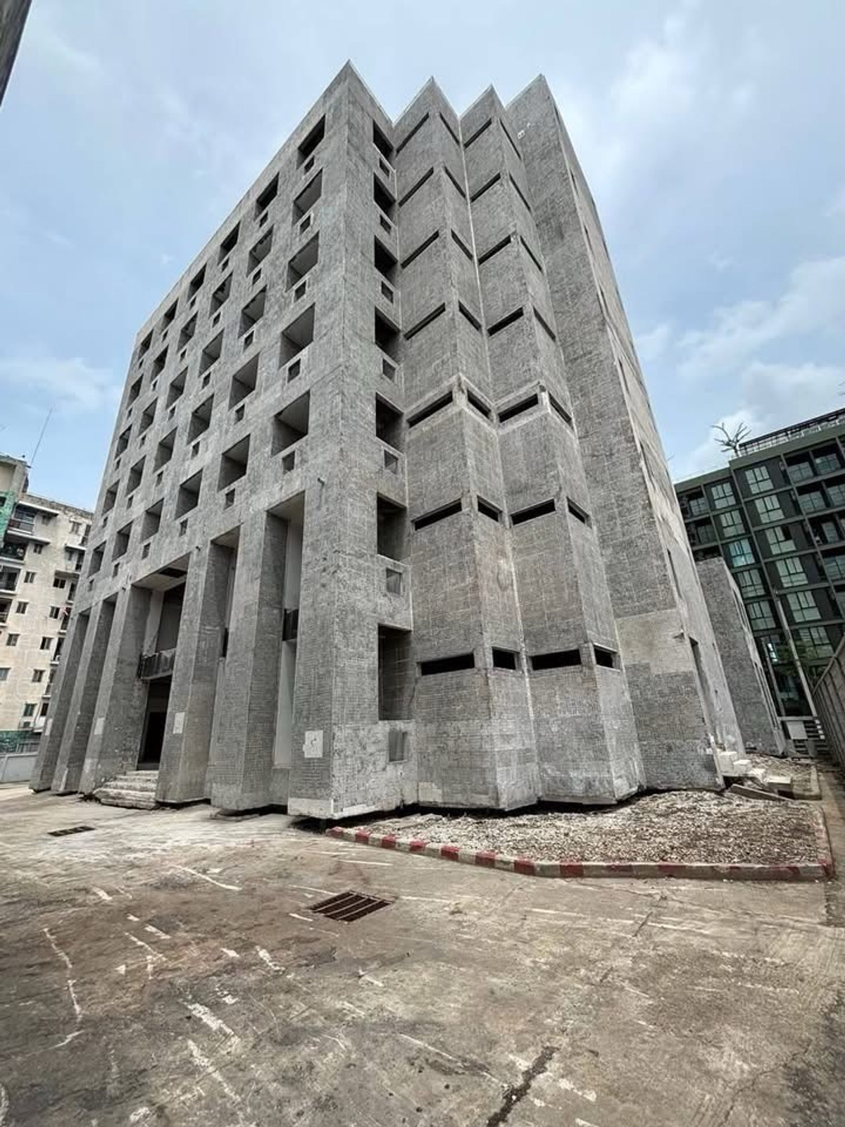 WarehousePattanakan, Srinakarin : 🏛️🏛️For sale/rent commercial building, warehouse, size 5,784 square meters, price 125 million (rent 1.5 million), contact 086-795-9997 (Jimmy)