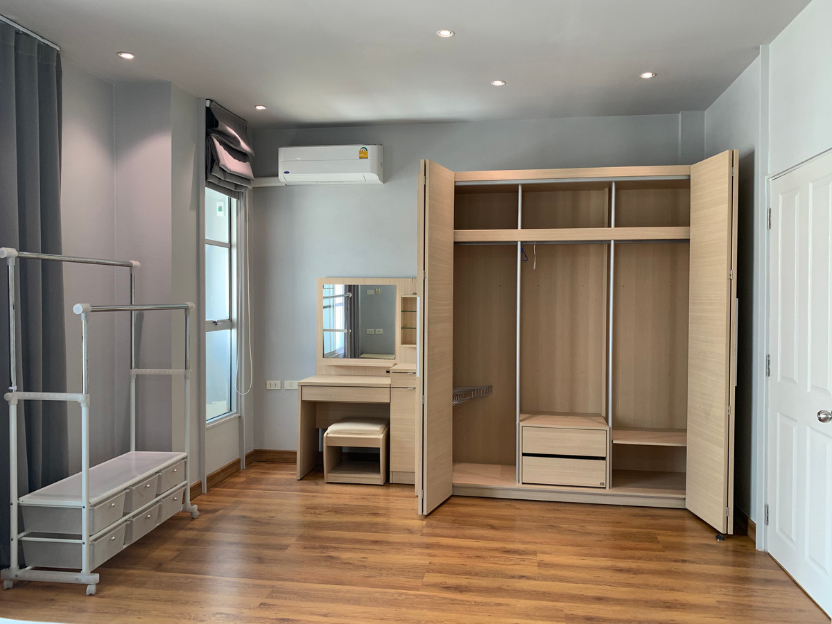 ขายทาวน์โฮมเลียบทางด่วนรามอินทรา : ทาวน์โฮม เดินไป Central East Ville , คริสตัลปาร์ค ได้