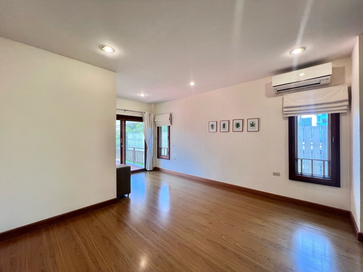For RentRama9, Petchburi, RCA : FOR RENT VILLA HOUSE @ SOONVIJAI THONGLOR NEAR RCA - HUAY KWANG DISTRICT , PET FRIENDLY AND NEAR INTERNATIONAL SCHOOL FOR KIDS