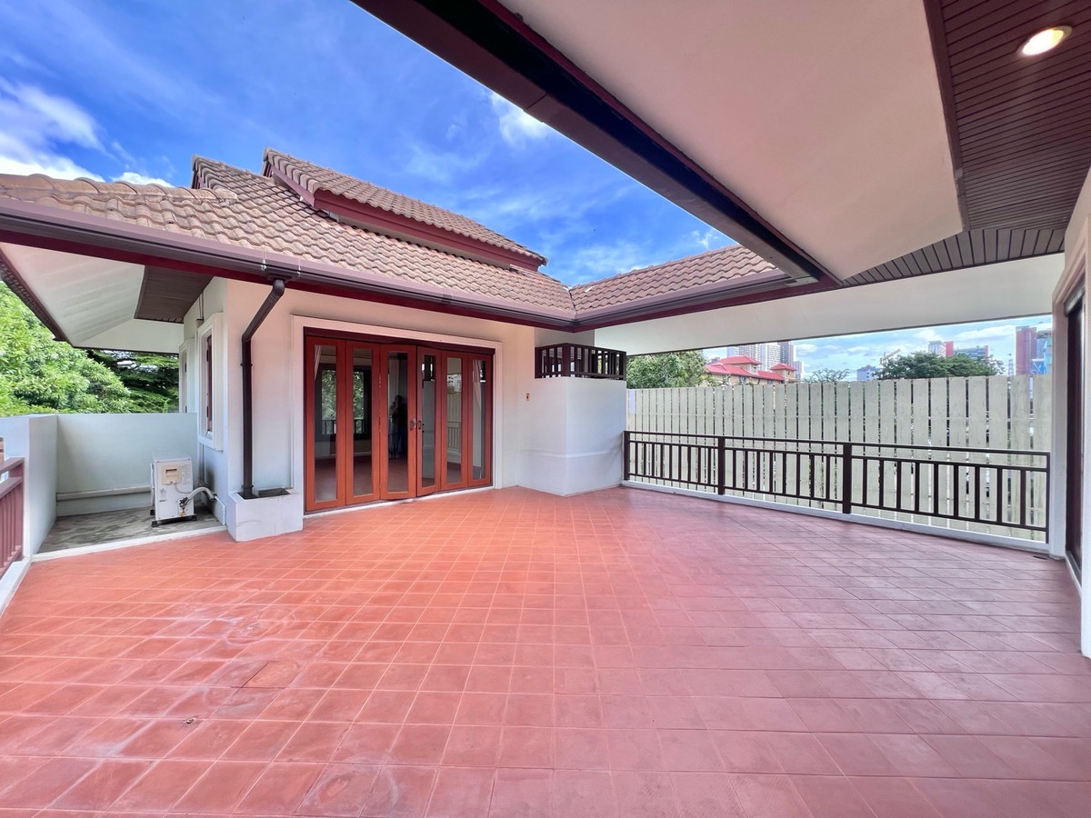 For RentRama9, Petchburi, RCA : FOR RENT VILLA HOUSE @ SOONVIJAI THONGLOR NEAR RCA - HUAY KWANG DISTRICT , PET FRIENDLY AND NEAR INTERNATIONAL SCHOOL FOR KIDS