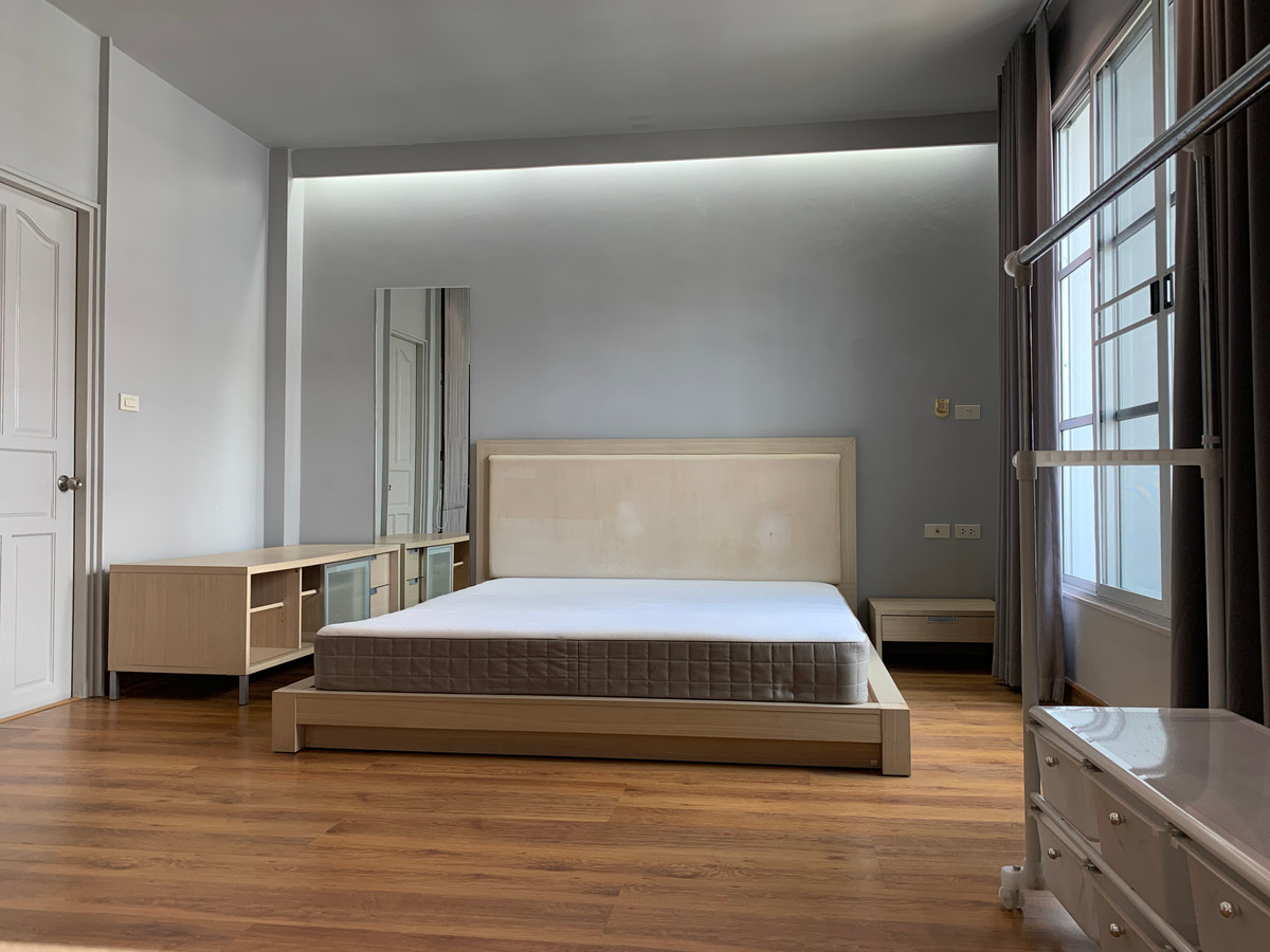 ขายทาวน์โฮมเลียบทางด่วนรามอินทรา : ทาวน์โฮม เดินไป Central East Ville , คริสตัลปาร์ค ได้