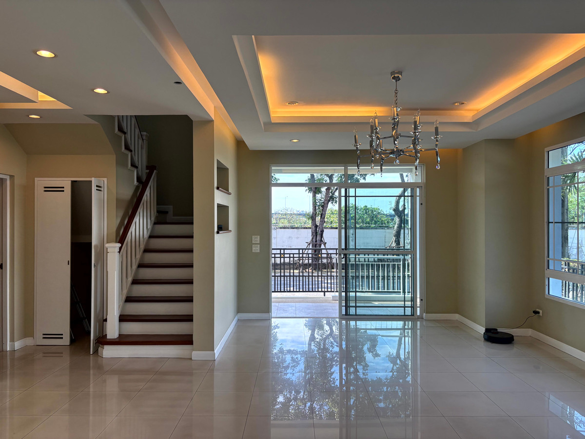 ขายบ้านสมุทรปราการ สำโรง : บ้านเดี่ยว นันทวัน ศรีนครินทร์ หลังมุม ตกแต่งใหม่ พร้อมเข้าอยู่