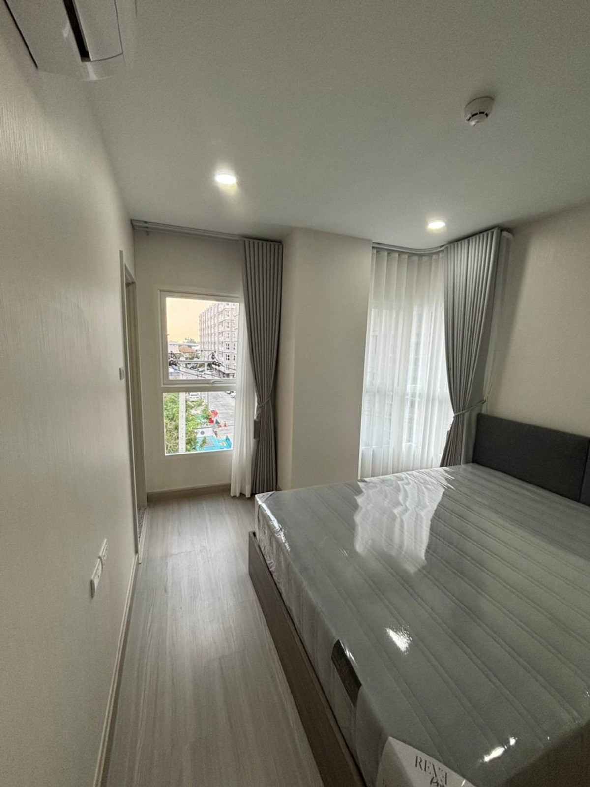 For RentCondoPinklao, Charansanitwong : Condo opposite Yanhee Hospital, next to MRT Blue Line, Bang O Station.