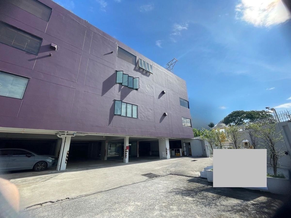 For RentRetail SpaceRama9, Petchburi, RCA : Commercial building for rent, Rama 9, usable area 1,100 square meters, has an elevator, 5 floors high, single building, not attached to anyone, parking for 10 cars + can rent more @ Rama 9 • Phatthanakan 29, good location.