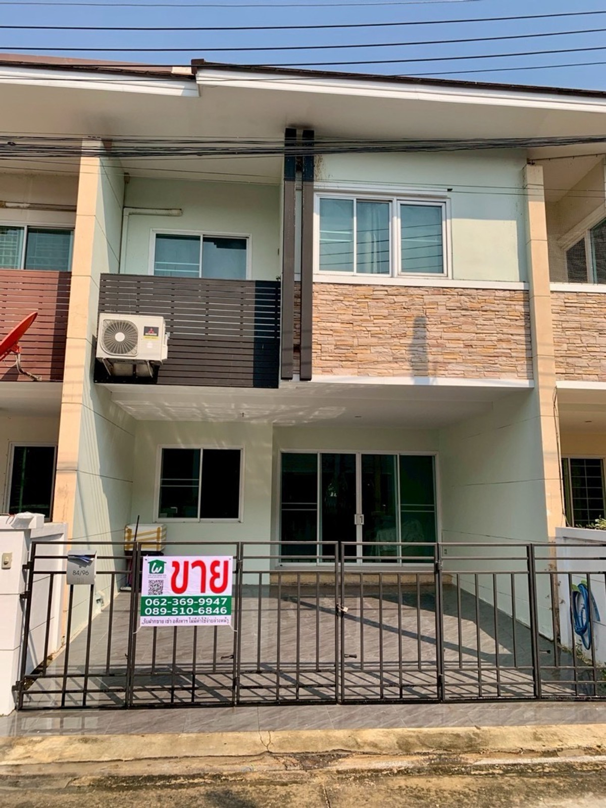 For SaleTownhomePathum Thani,Rangsit, Thammasat : Cheap sale, large 2-story townhouse, The Living Rangsit-Tiwanon, 3 bedrooms, 3 bathrooms, 27.4 sq m.