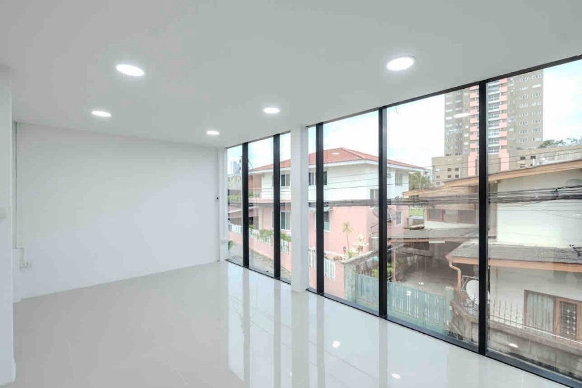 For RentOfficeBangna, Bearing, Lasalle : Office for rent 350 sq m + small warehouse @ Bangna Sanphawut, near BITEC and expressway, convenient travel, parking for 6 cars, can use address for company registration.