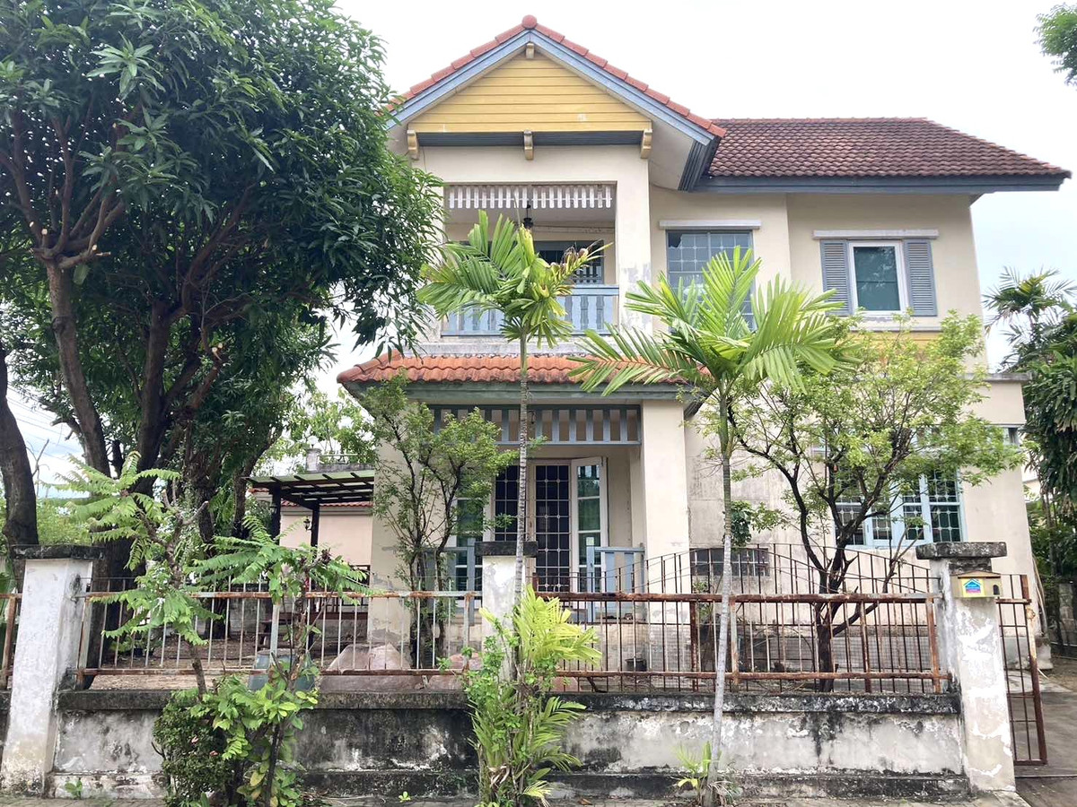 For SaleHouseRathburana, Suksawat : Selling at the best price, Wararom Village, Pracha Uthit 98, near Kanchanaphisek Ring Road and Pracha Uthit New Market 131. Corner detached house Theres a lot of space around the house. Quiet and private Quality structure Q house 064-974-2441