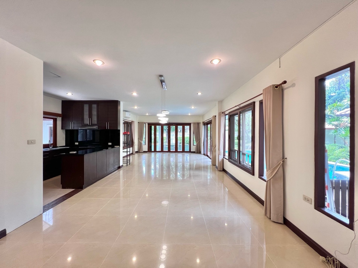 For RentRama9, Petchburi, RCA : FOR RENT VILLA HOUSE @ SOONVIJAI THONGLOR NEAR RCA - HUAY KWANG DISTRICT , PET FRIENDLY AND NEAR INTERNATIONAL SCHOOL FOR KIDS