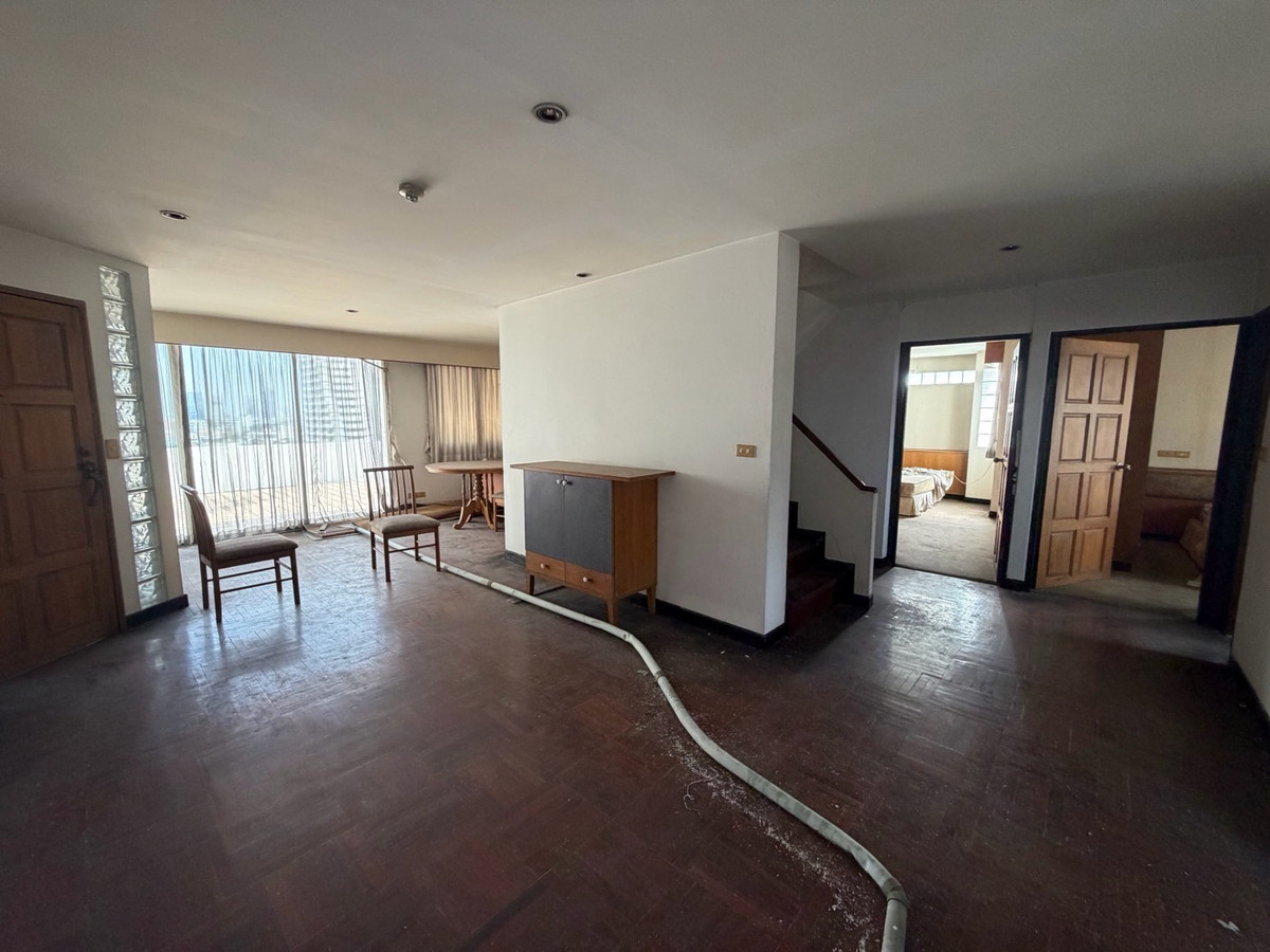 For SaleCondoSukhumvit, Asoke, Thonglor : Extra large 4 bedroom condo for sale in the heart of Sukhumvit 39, Baan Mitra Condo.