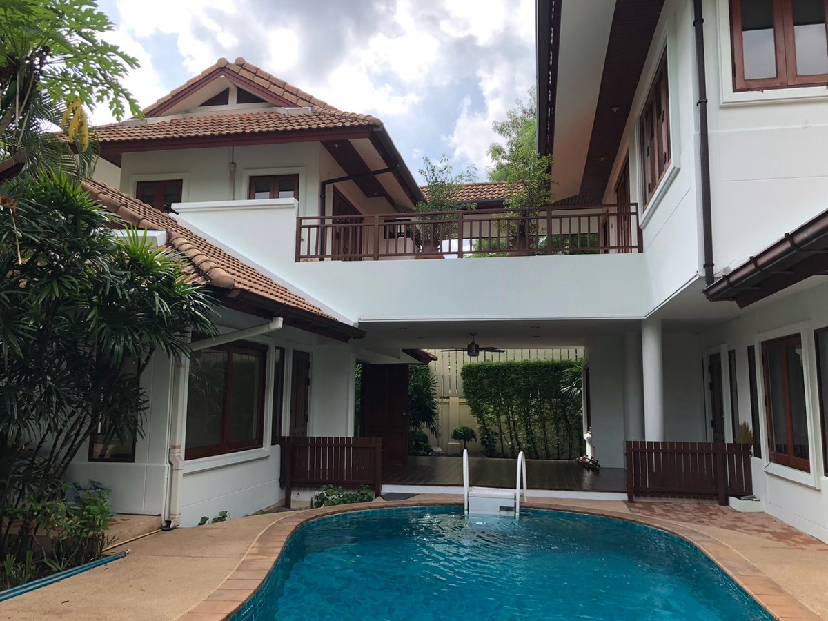 For RentRama9, Petchburi, RCA : FOR RENT VILLA HOUSE @ SOONVIJAI THONGLOR NEAR RCA - HUAY KWANG DISTRICT , PET FRIENDLY AND NEAR INTERNATIONAL SCHOOL FOR KIDS
