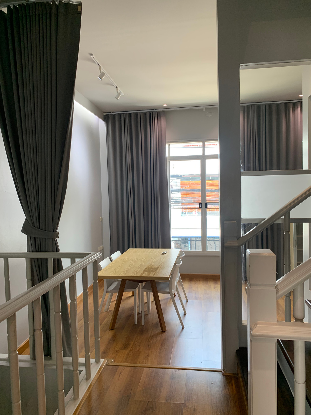 ขายทาวน์โฮมเลียบทางด่วนรามอินทรา : ทาวน์โฮม เดินไป Central East Ville , คริสตัลปาร์ค ได้