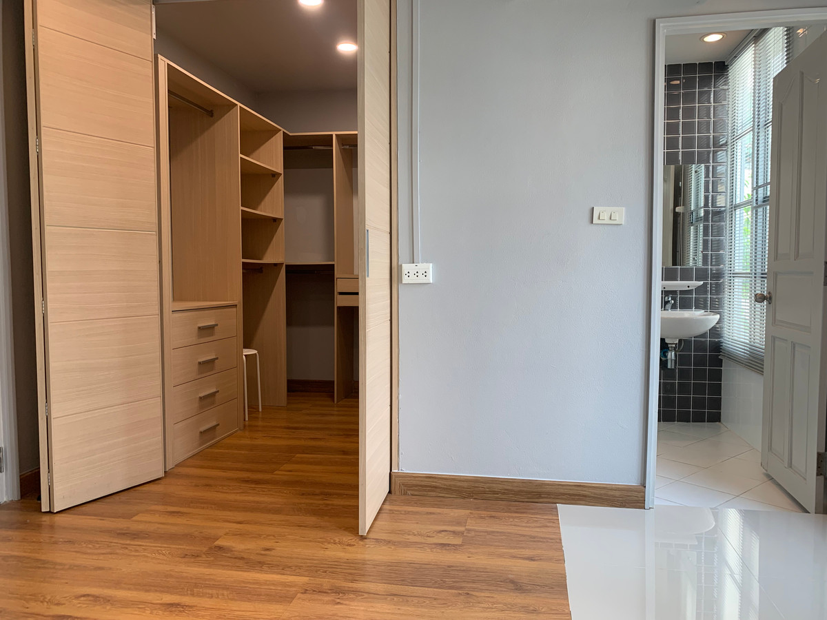 ขายทาวน์โฮมเลียบทางด่วนรามอินทรา : ทาวน์โฮม เดินไป Central East Ville , คริสตัลปาร์ค ได้