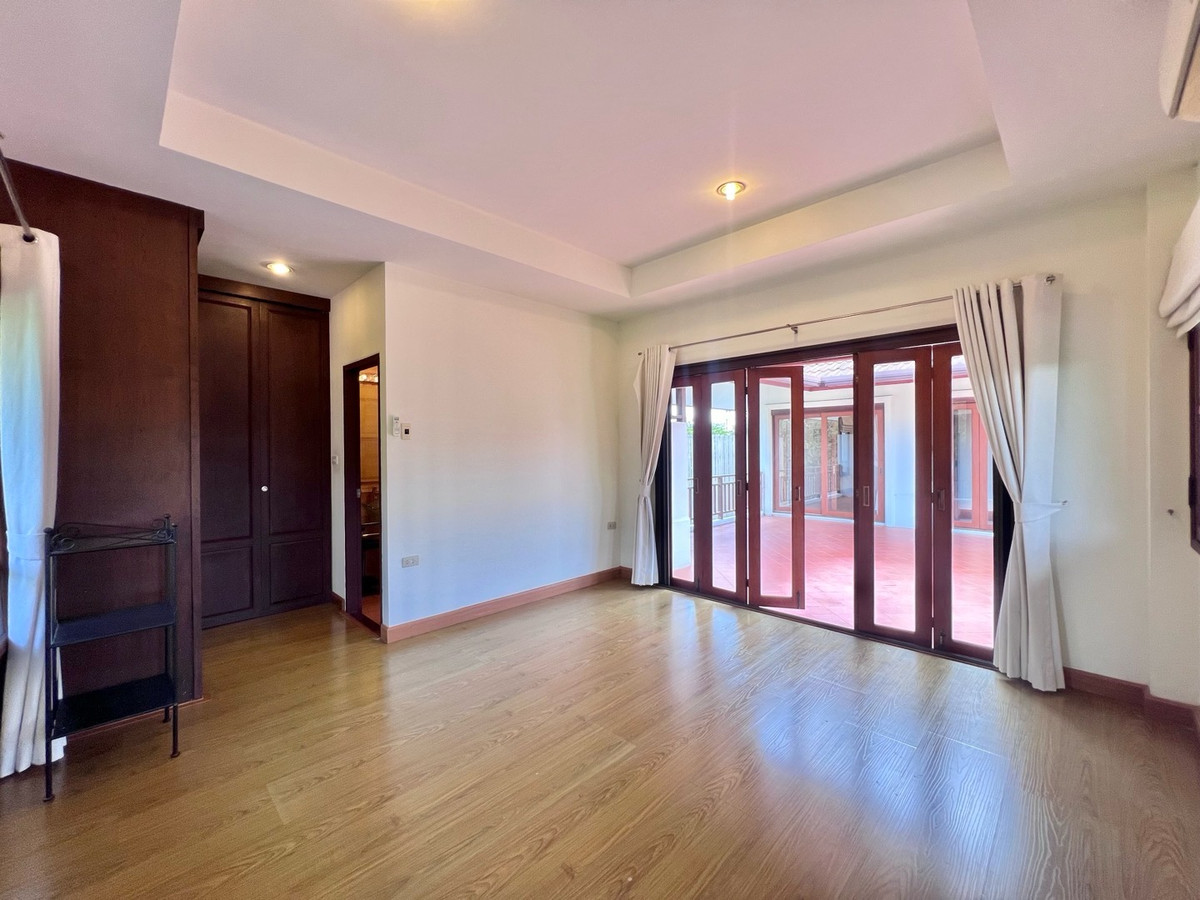 For RentRama9, Petchburi, RCA : FOR RENT VILLA HOUSE @ SOONVIJAI THONGLOR NEAR RCA - HUAY KWANG DISTRICT , PET FRIENDLY AND NEAR INTERNATIONAL SCHOOL FOR KIDS