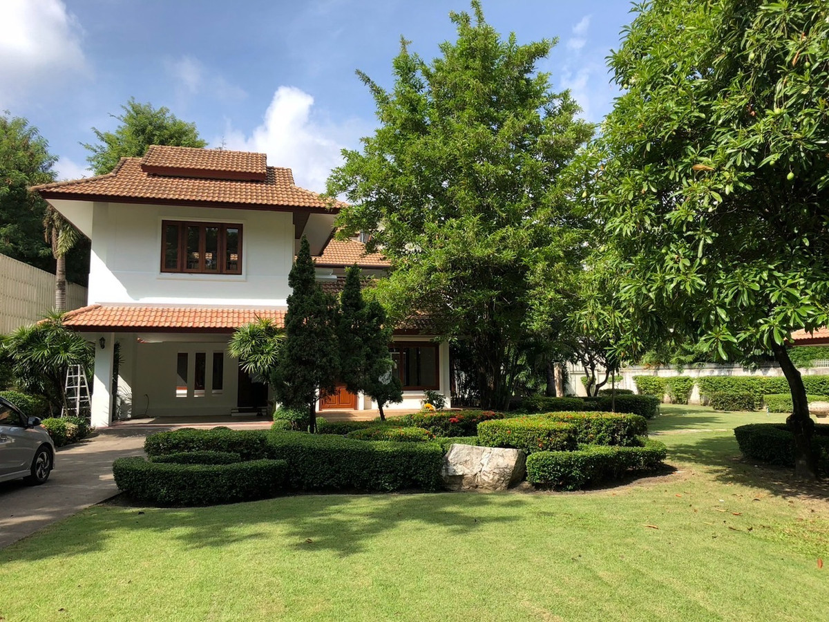 For RentRama9, Petchburi, RCA : FOR RENT VILLA HOUSE @ SOONVIJAI THONGLOR NEAR RCA - HUAY KWANG DISTRICT , PET FRIENDLY AND NEAR INTERNATIONAL SCHOOL FOR KIDS