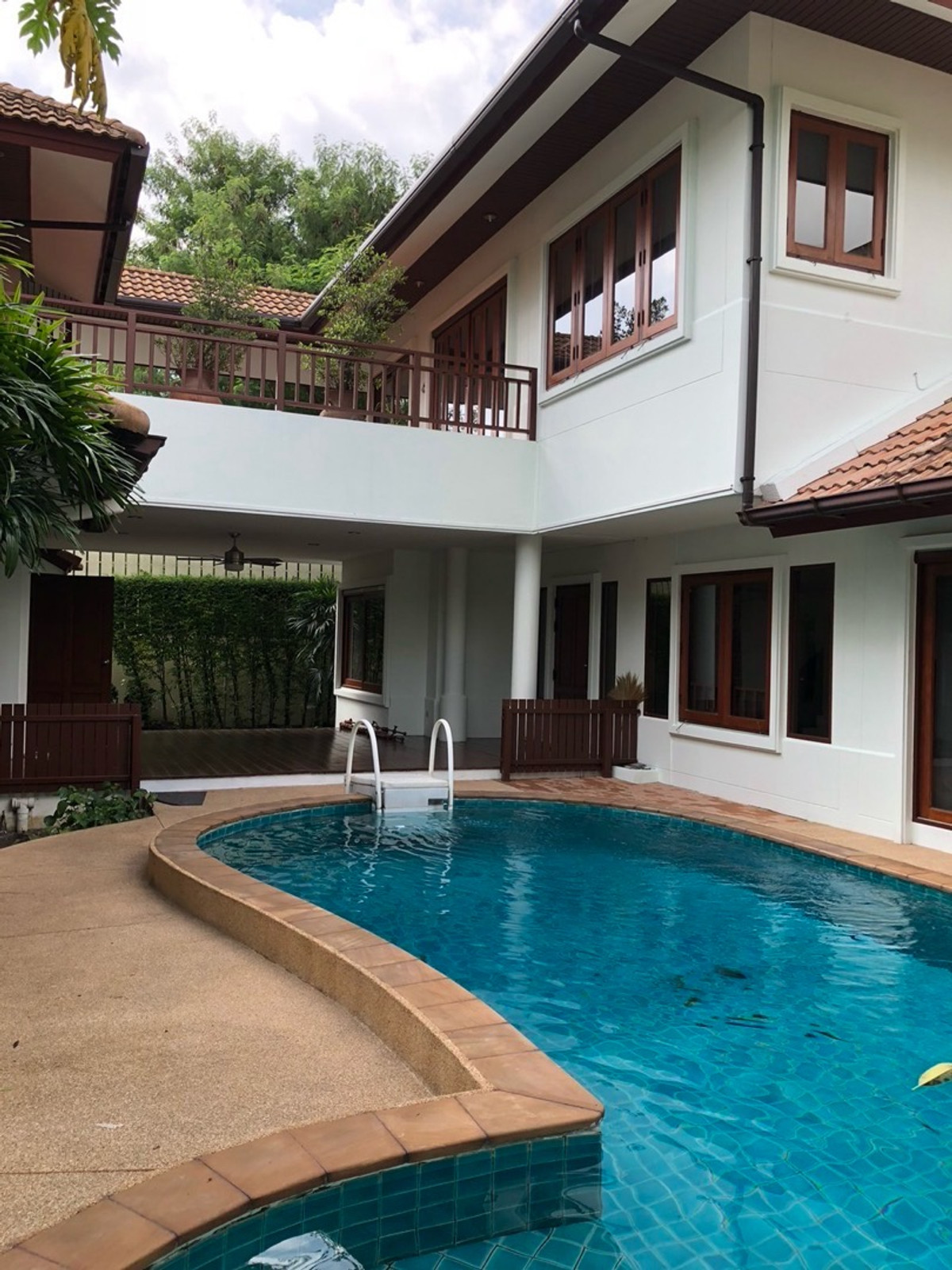 For RentRama9, Petchburi, RCA : FOR RENT VILLA HOUSE @ SOONVIJAI THONGLOR NEAR RCA - HUAY KWANG DISTRICT , PET FRIENDLY AND NEAR INTERNATIONAL SCHOOL FOR KIDS