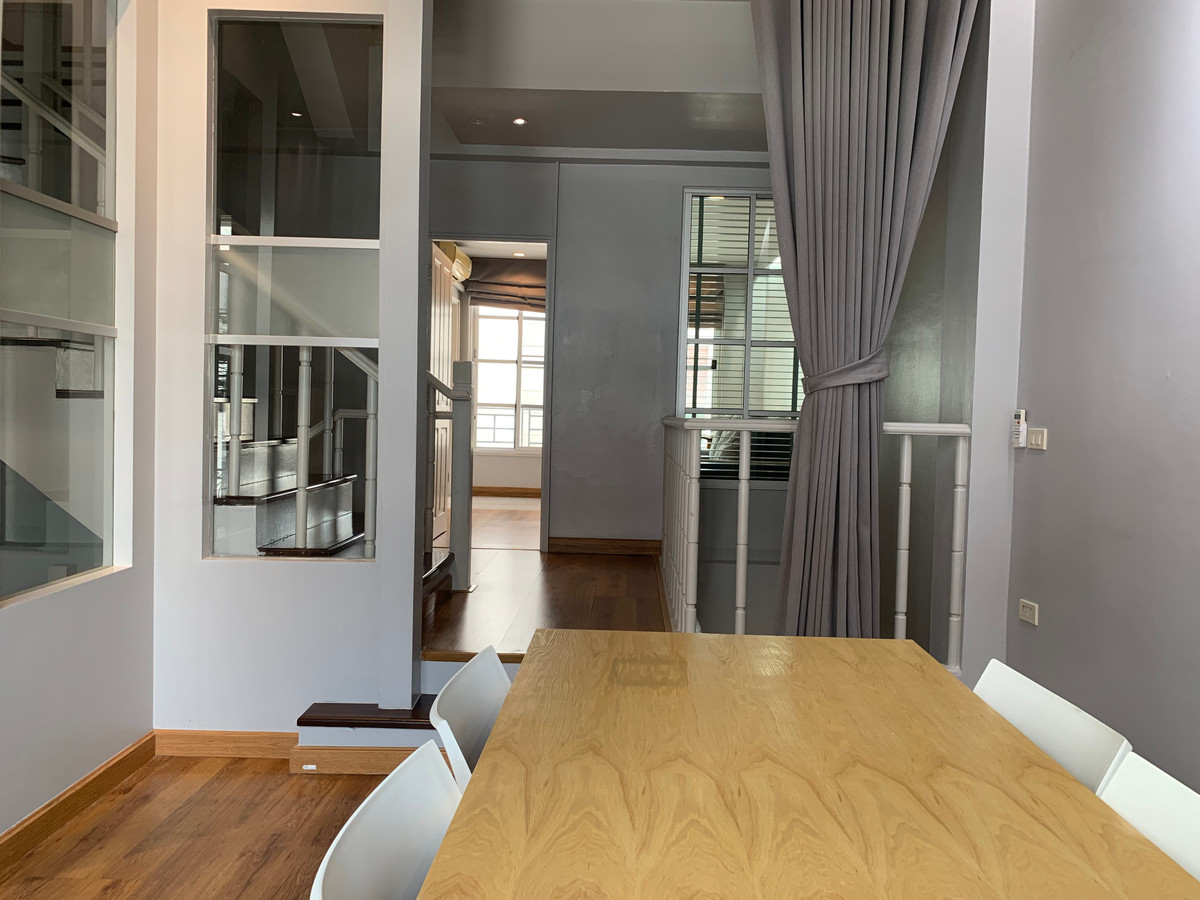 ขายทาวน์โฮมเลียบทางด่วนรามอินทรา : ทาวน์โฮม เดินไป Central East Ville , คริสตัลปาร์ค ได้