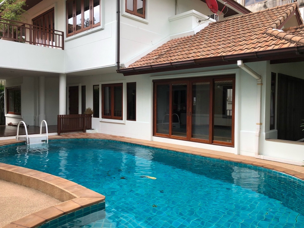 For RentRama9, Petchburi, RCA : FOR RENT VILLA HOUSE @ SOONVIJAI THONGLOR NEAR RCA - HUAY KWANG DISTRICT , PET FRIENDLY AND NEAR INTERNATIONAL SCHOOL FOR KIDS