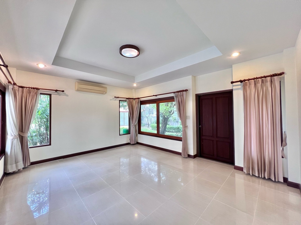 For RentRama9, Petchburi, RCA : FOR RENT VILLA HOUSE @ SOONVIJAI THONGLOR NEAR RCA - HUAY KWANG DISTRICT , PET FRIENDLY AND NEAR INTERNATIONAL SCHOOL FOR KIDS
