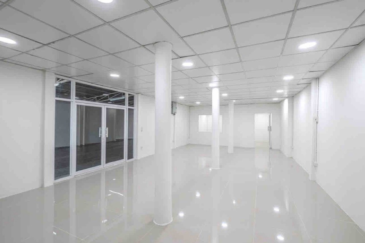 For RentOfficeBangna, Bearing, Lasalle : Office for rent 350 sq m + small warehouse @ Bangna Sanphawut, near BITEC and expressway, convenient travel, parking for 6 cars, can use address for company registration.