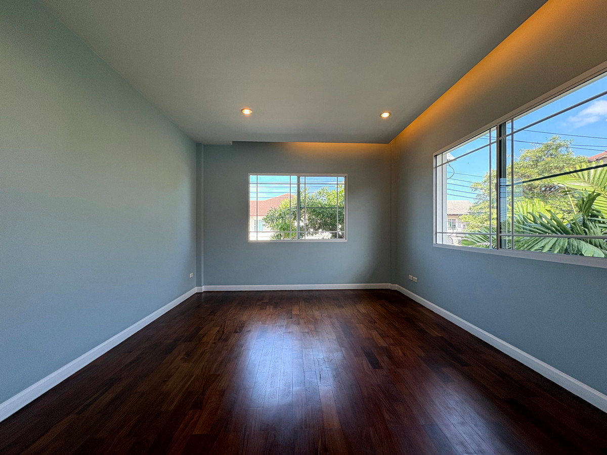 ขายบ้านสมุทรปราการ สำโรง : บ้านเดี่ยว นันทวัน ศรีนครินทร์ หลังมุม ตกแต่งใหม่ พร้อมเข้าอยู่