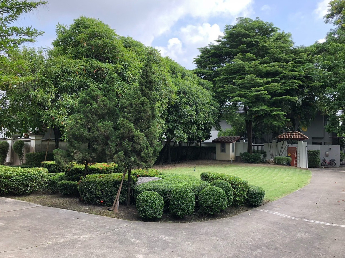 For RentRama9, Petchburi, RCA : FOR RENT VILLA HOUSE @ SOONVIJAI THONGLOR NEAR RCA - HUAY KWANG DISTRICT , PET FRIENDLY AND NEAR INTERNATIONAL SCHOOL FOR KIDS