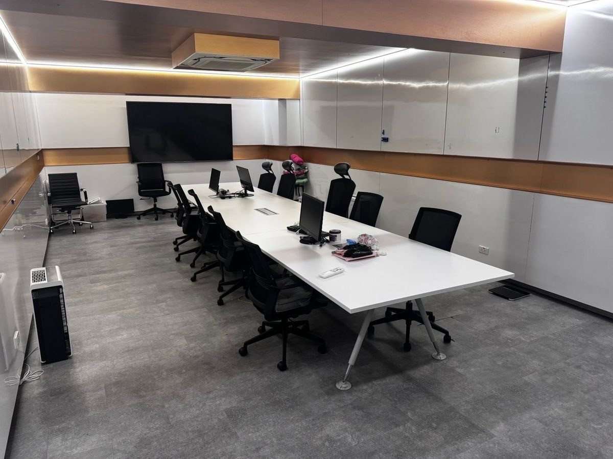 For RentRetail SpaceRama9, Petchburi, RCA : Commercial building for rent, Rama 9, usable area 1,100 square meters, has an elevator, 5 floors high, single building, not attached to anyone, parking for 10 cars + can rent more @ Rama 9 • Phatthanakan 29, good location.