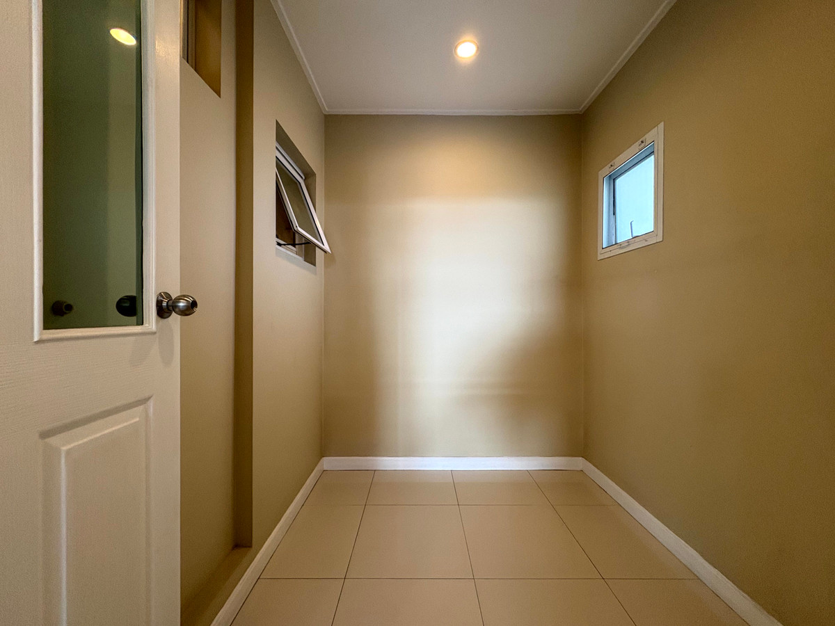 ขายบ้านสมุทรปราการ สำโรง : บ้านเดี่ยว นันทวัน ศรีนครินทร์ หลังมุม ตกแต่งใหม่ พร้อมเข้าอยู่