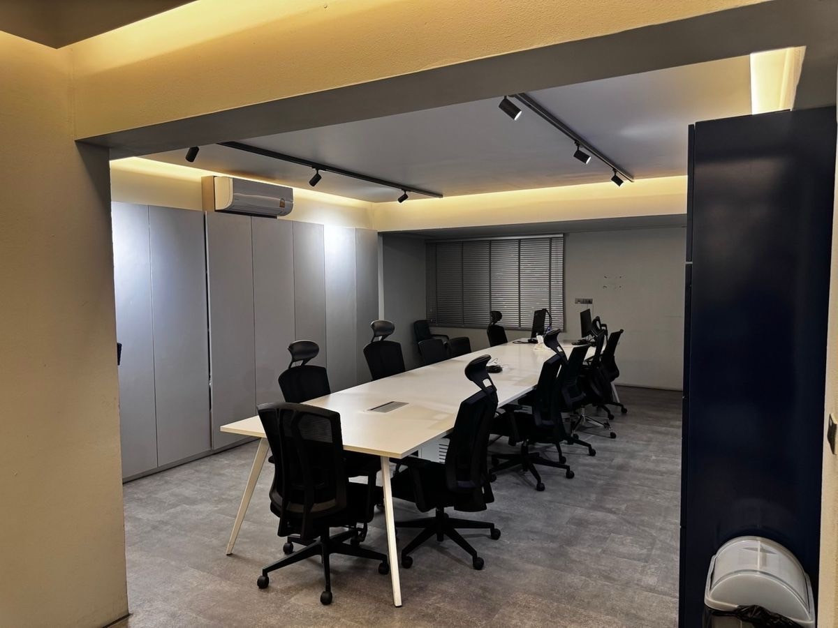 For RentRetail SpaceRama9, Petchburi, RCA : Commercial building for rent, Rama 9, usable area 1,100 square meters, has an elevator, 5 floors high, single building, not attached to anyone, parking for 10 cars + can rent more @ Rama 9 • Phatthanakan 29, good location.