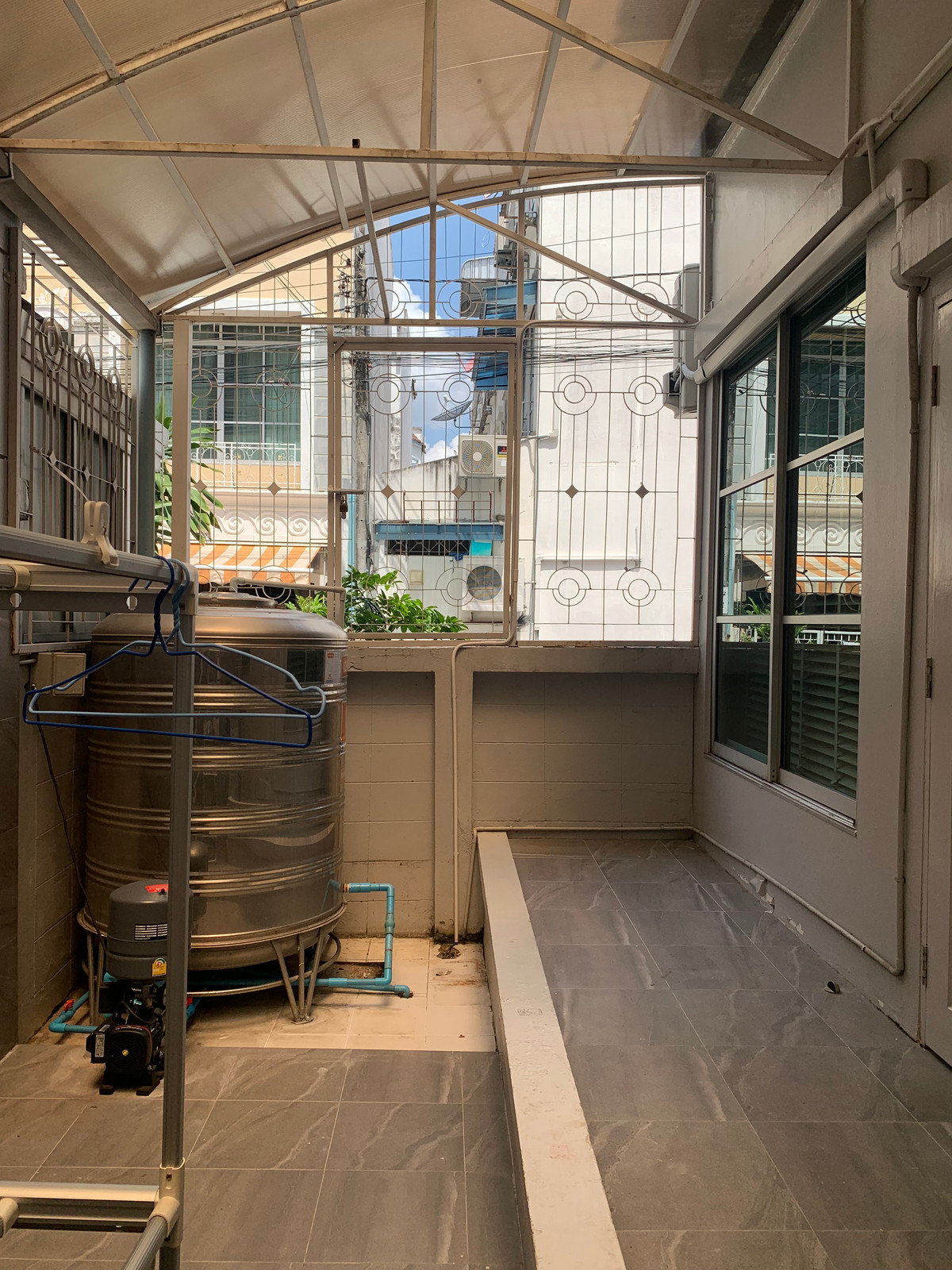 ขายทาวน์โฮมเลียบทางด่วนรามอินทรา : ทาวน์โฮม เดินไป Central East Ville , คริสตัลปาร์ค ได้