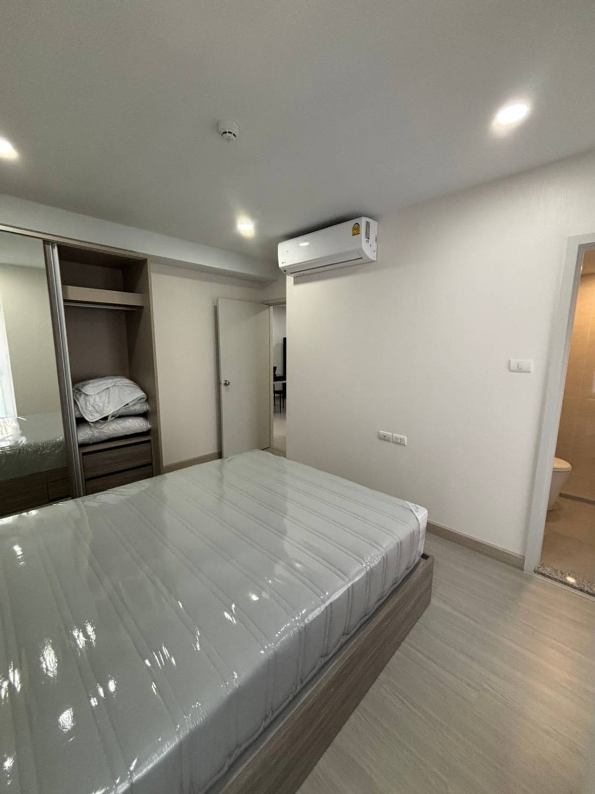 For RentCondoPinklao, Charansanitwong : Condo opposite Yanhee Hospital, next to MRT Blue Line, Bang O Station.