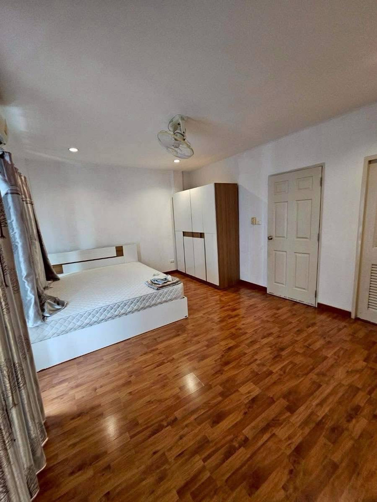 For RentTownhomeOnnut, Udomsuk : Urgent, pets allowed, The log town Udomsuk 51, ready to move in.