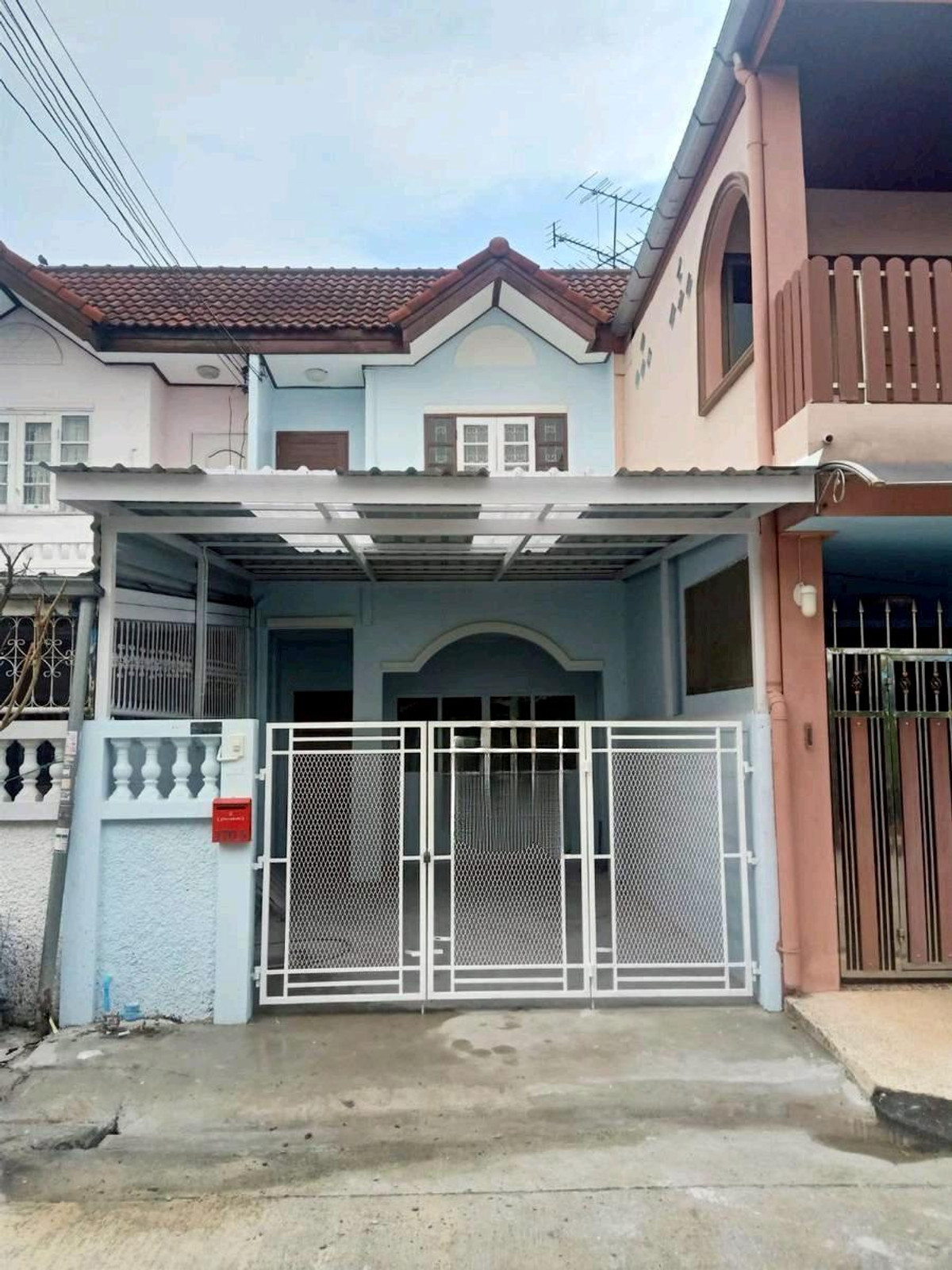 For RentTownhomeRama 2, Bang Khun Thian : 🔥For rent, 2-story townhome, Sinthawee Village, Soi Rama 2, Soi 43 (Bangmod Hospital)

❤2 floors, 3 bedrooms, 2 bathrooms, an empty house with no furniture. There are no electrical appliances.

🔥Rent 10,000/month, 1 year contract, 1 month in advance, 2 mo