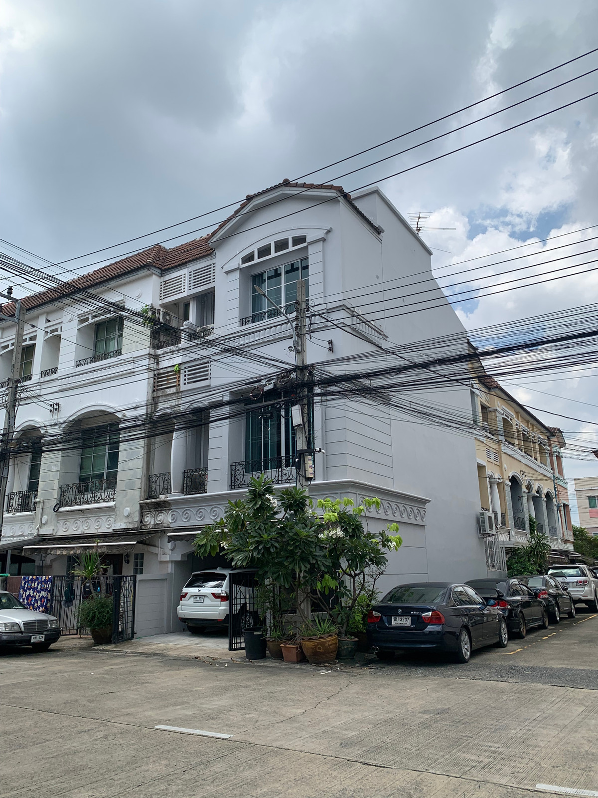 ขายทาวน์โฮมเลียบทางด่วนรามอินทรา : ทาวน์โฮม เดินไป Central East Ville , คริสตัลปาร์ค ได้