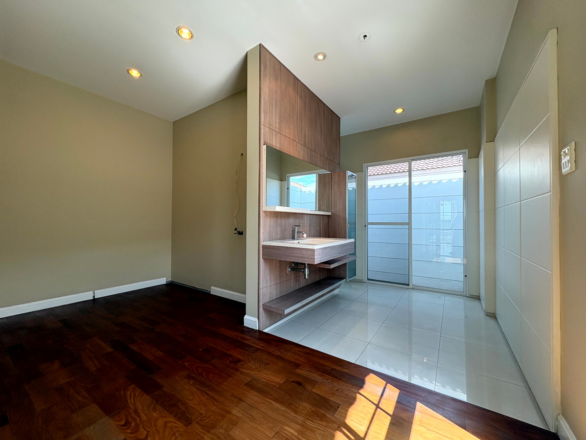 ขายบ้านสมุทรปราการ สำโรง : บ้านเดี่ยว นันทวัน ศรีนครินทร์ หลังมุม ตกแต่งใหม่ พร้อมเข้าอยู่