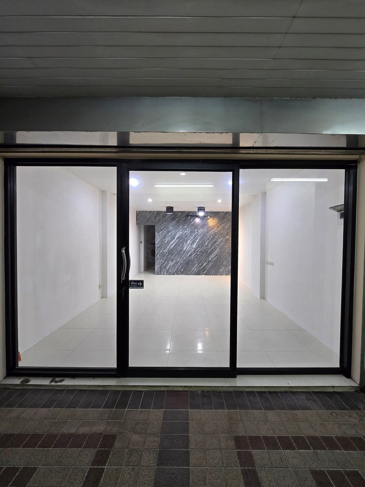 For SaleCondoNonthaburi, Bang Yai, Bangbuathong : 🏢 Selling The Square Bangyai, Building C2, room for a shop + living space, near MRT Bang Yai Market.