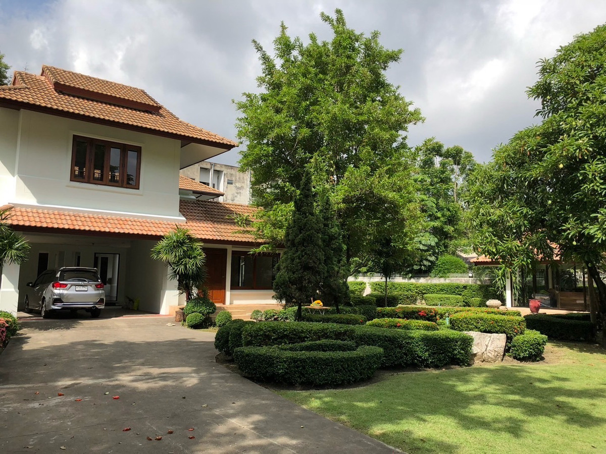 For RentRama9, Petchburi, RCA : FOR RENT VILLA HOUSE @ SOONVIJAI THONGLOR NEAR RCA - HUAY KWANG DISTRICT , PET FRIENDLY AND NEAR INTERNATIONAL SCHOOL FOR KIDS