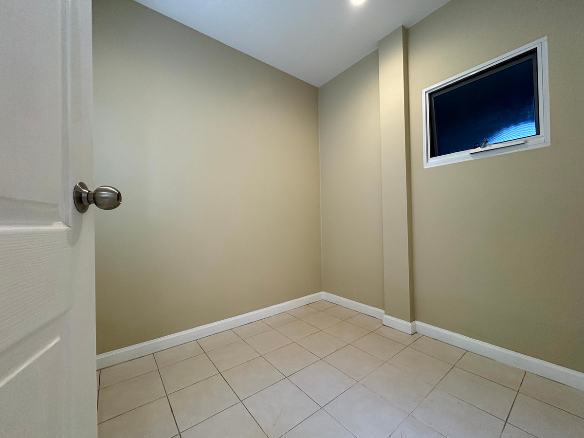 ขายบ้านสมุทรปราการ สำโรง : บ้านเดี่ยว นันทวัน ศรีนครินทร์ หลังมุม ตกแต่งใหม่ พร้อมเข้าอยู่