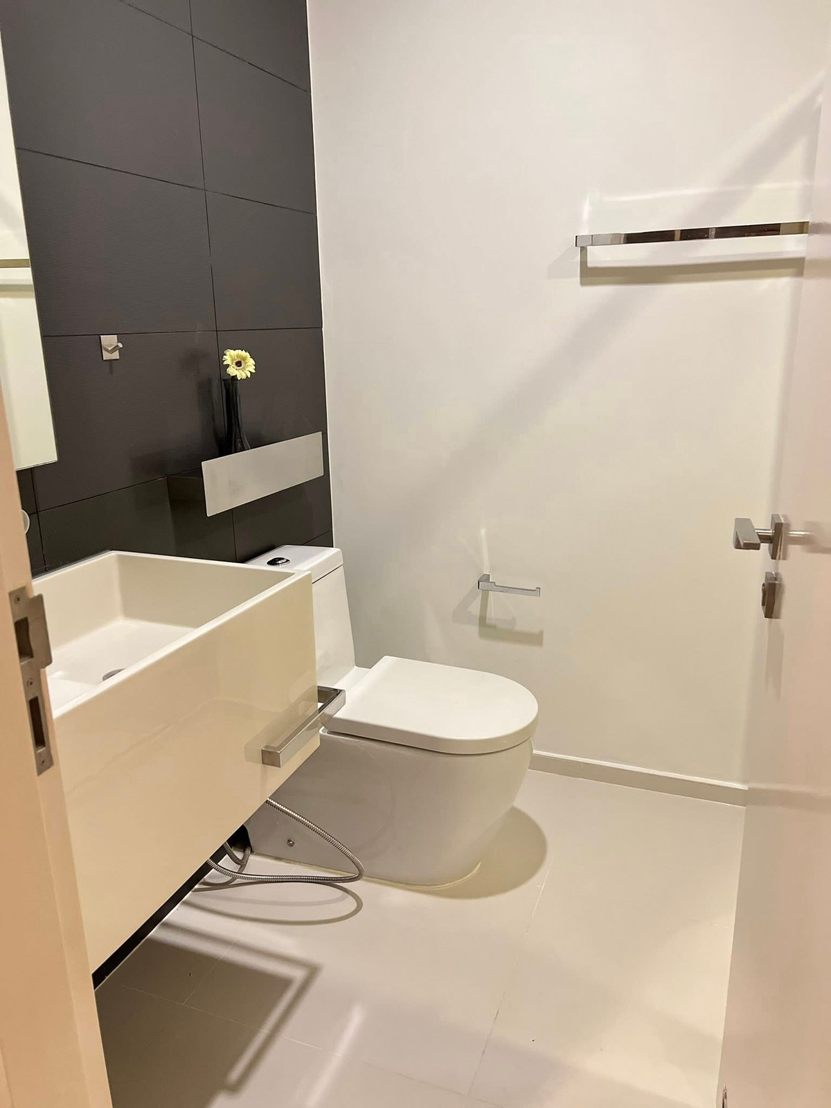 For RentCondoWongwianyai, Charoennakor : Condo for rent, The Room BTS Wongwian Yai, near BTS Wongwian Yai, just 1 minute.