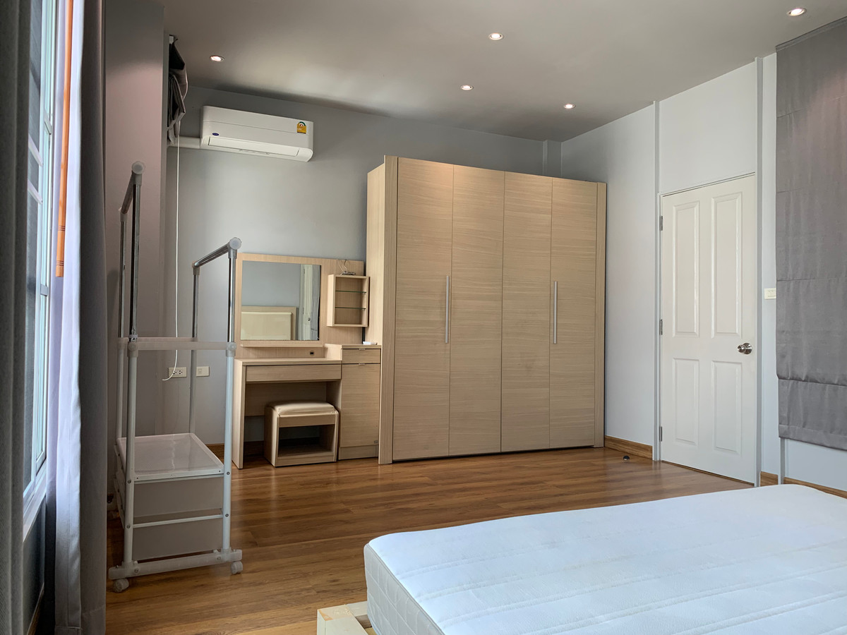 ขายทาวน์โฮมเลียบทางด่วนรามอินทรา : ทาวน์โฮม เดินไป Central East Ville , คริสตัลปาร์ค ได้