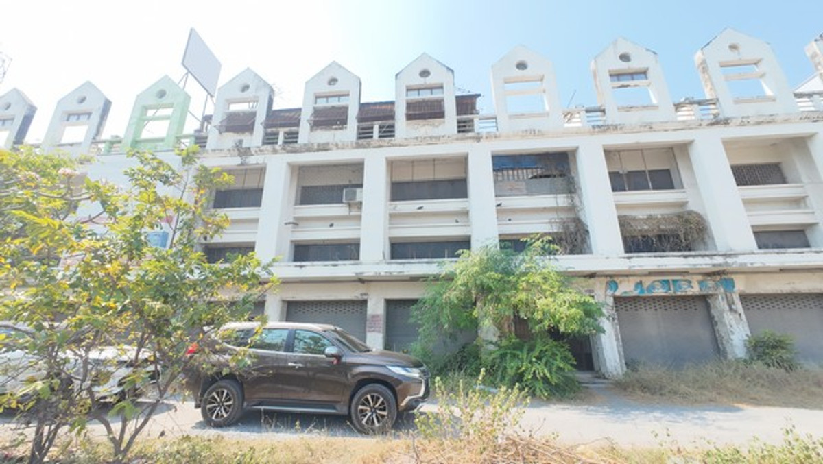 ขายอาคารพาณิชย์สุพรรณบุรี : อาคารพาณิชย์ 3 ชั้นครึ่ง ติดถนน อำเภออู่ทอง จรเข้สามพัน หน้าร้านเด่น หลังบ้านใหญ่ ตึก 3 คูหา ติดถนนใหญ่ สุพรรณบุรี