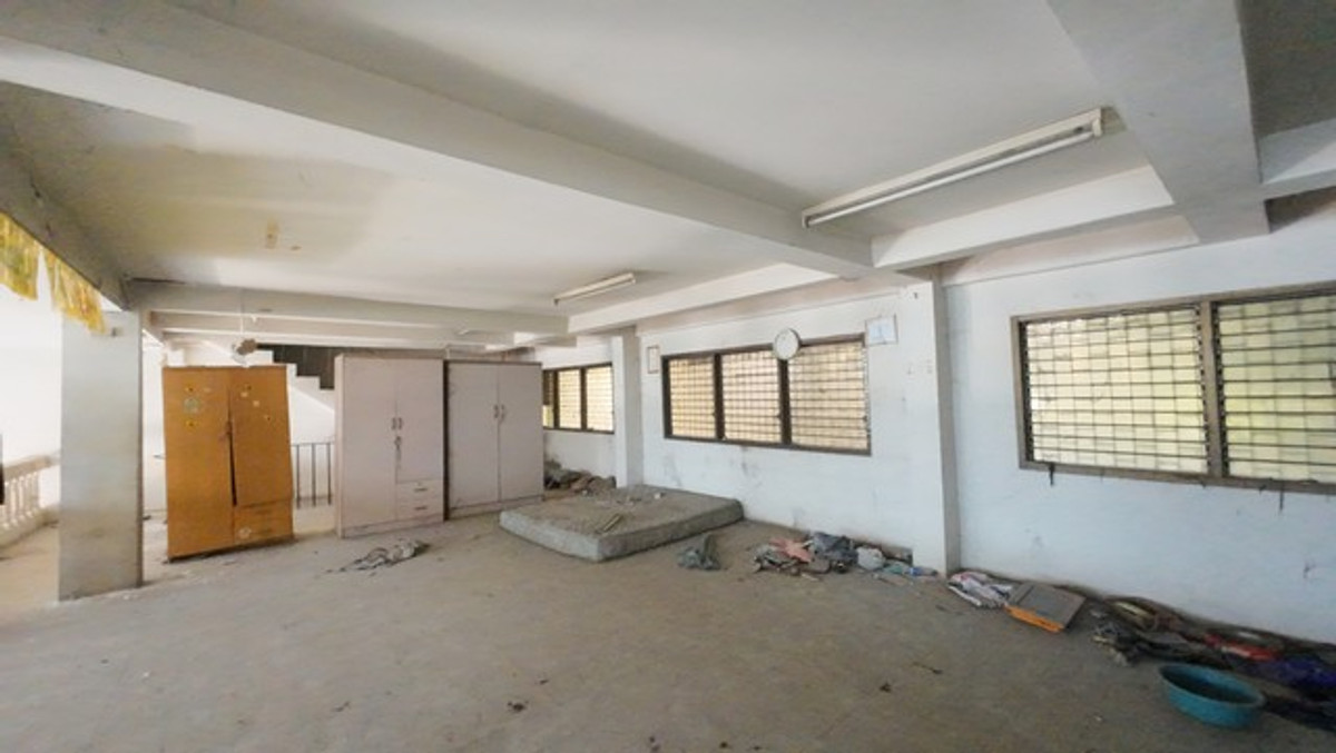 ขายอาคารพาณิชย์สุพรรณบุรี : อาคารพาณิชย์ 3 ชั้นครึ่ง ติดถนน อำเภออู่ทอง จรเข้สามพัน หน้าร้านเด่น หลังบ้านใหญ่ ตึก 3 คูหา ติดถนนใหญ่ สุพรรณบุรี