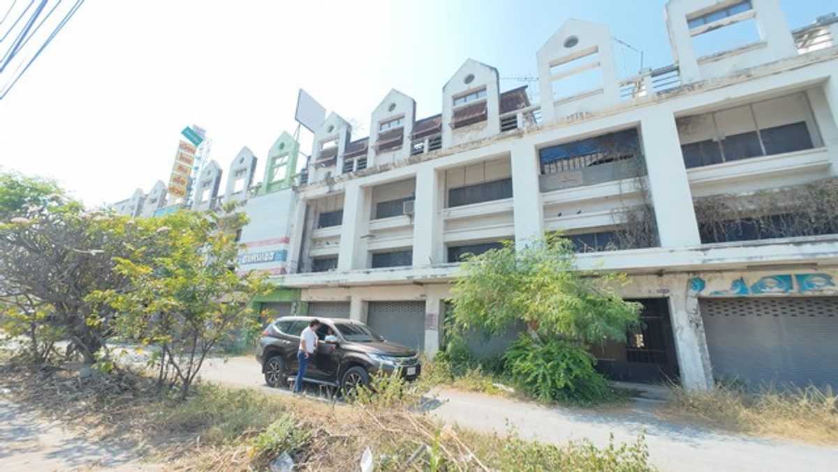 ขายอาคารพาณิชย์สุพรรณบุรี : อาคารพาณิชย์ 3 ชั้นครึ่ง ติดถนน อำเภออู่ทอง จรเข้สามพัน หน้าร้านเด่น หลังบ้านใหญ่ ตึก 3 คูหา ติดถนนใหญ่ สุพรรณบุรี