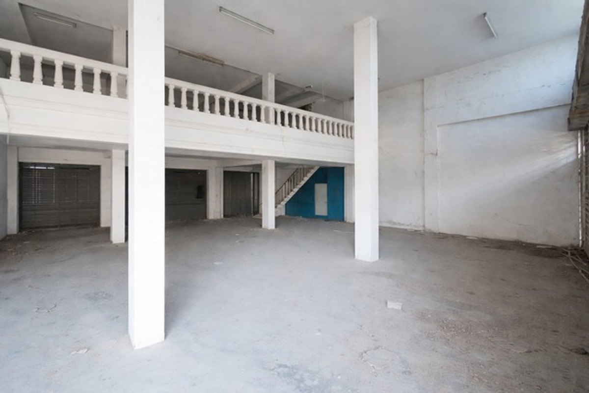 ขายอาคารพาณิชย์สุพรรณบุรี : อาคารพาณิชย์ 3 ชั้นครึ่ง ติดถนน อำเภออู่ทอง จรเข้สามพัน หน้าร้านเด่น หลังบ้านใหญ่ ตึก 3 คูหา ติดถนนใหญ่ สุพรรณบุรี